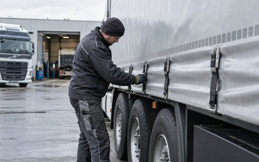 Plandeka ciężarowa – jak zabezpieczyć ją przed uszkodzeniem podczas transportu?
