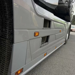 Aluminiowe profile boczne DAF XG, XG+, 4000mm, z wycięciami pod światła obrysowe (2x5), z wydechem bocznym