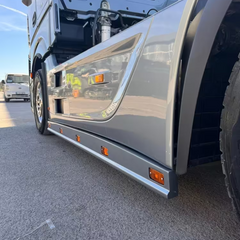 Aluminiowe profile boczne Mercedes Benz Actros MP4, MP5, 3700mm, z wycięciami pod światła obrysowe (2x5)