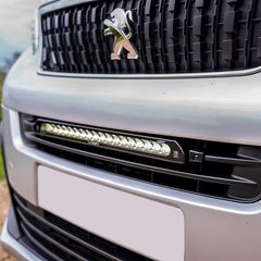 Lampa LED Lazer Linear-18 Elite w grillu z zestawem montażowym do Peugeot Expert, Opel Vivaro, Citroën Dispatch