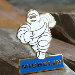 Metalowa przypinka Michelin