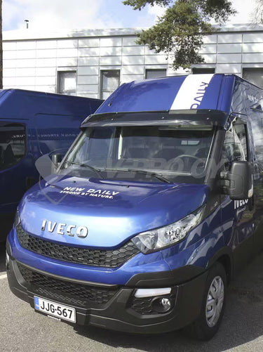 Osłona przeciwsłoneczna IVECO Daily 2024- z wycięciem na czujnik i zestawem montażowym