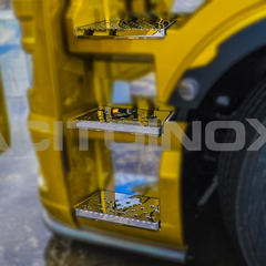 Ozdobne nakładki ze stali nierdzewnej na stopnie kabiny MAN TGX 2020+