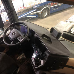 Półka z matą antypoślizgową i ładowarką bezprzewodową do Mercedes Actros MP5 (od 2018)