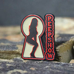 Przypinka metalowa Peepshow