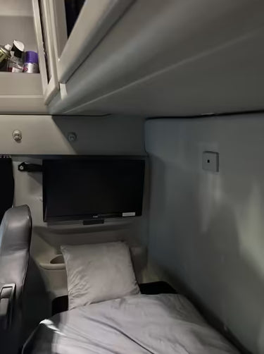 Uchwyt telewizora do Iveco S-Way nad łóżkiem