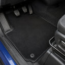 Dywaniki welurowe do ciężarówek, busów i samochodów dostawczych – jak wybrać najlepsze?