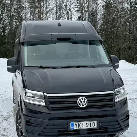 Osłona przeciwsłoneczna VW Crafter / MAN TGE 2017+, z wyciięciami na czujniki, zestaw montażowy