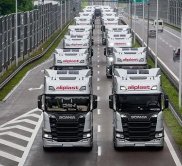 Zestaw Paneli Fotowoltaicznych Scania 2x55 Wp z Regulatorem MPPT Bluetooth Image 2