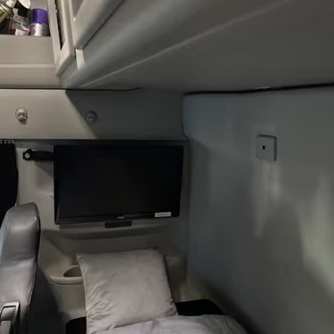 Uchwyt telewizora do Iveco S-Way nad łóżkiem